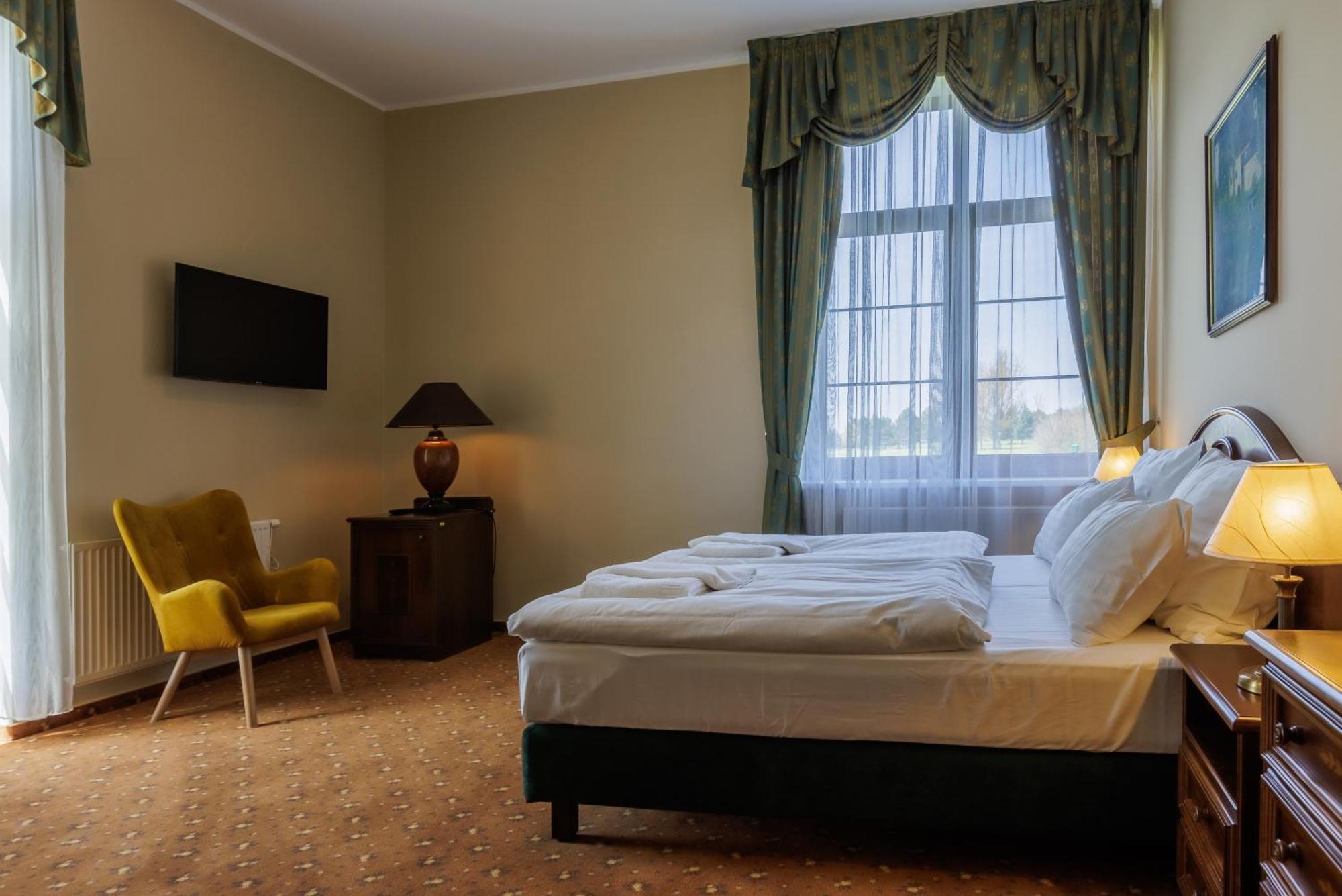 Darovansky Dvur - Wellness & Golf Hotel Břasy Kültér fotó